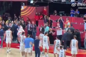 名场面！科比19年世界杯场边观战，阿根廷球员纷纷过来握手！